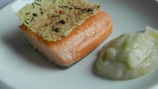 Saumon de Norvège confit l'huile d'olive, purée chou-fleur à l'huile d'olive parfumée truffe, tuile parmesan et thym