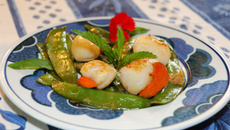 Noix de St-Jacques poêlées et pois gourmands à la menthe fraîche