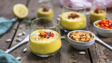 Gaspacho de haricots blancs servi avec des petits légumes & pancetta grillée
