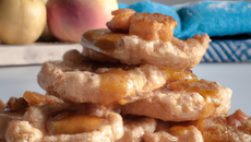 Croustillants aux pommes chaudes, caramel au beurre salé AOP