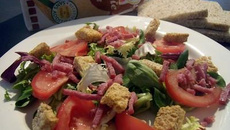 Salade aux lardons et croutons ailés