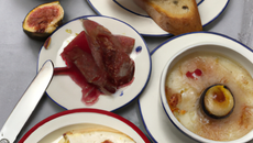 Mont d'Or servi tiède, compote de figue au Poulsard et pain de campagne toasté