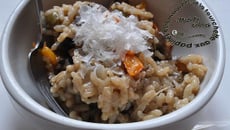 Risotto aux oignons, poivrons, champignons et roquette