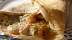 Crêpes de sarrasin au pistou de noix et noisettes et aux tomates