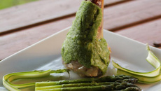 Souris d'agneau confites en croute de cresson, asperges crues, asperges cuites