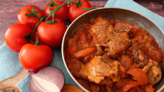 Porc mijoté à la tomate et aux oignons
