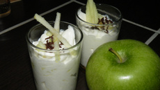 Verrine mousse de yaourt aux pommes fond spéculoos
