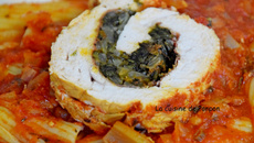 Filet de dinde farci aux pissenlits et crème de tomate