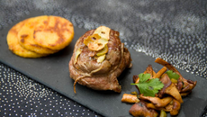 Pavé d'agneau grillé, ail, girolles et polenta