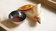 Samossa de fruits frais et son coulis aux pêches