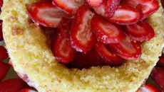 Charlotte aux fraises sur croquant