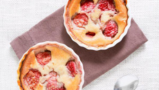 Minis clafoutis aux fraises, confit de pétales de roses, vanille et ricotta