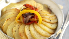 Tian de Primeurs de Camargue à l'oignon rouge et aux poivrons grillés