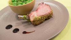 Carré d'agneau en croûte de pistaches vertes, duo de fèves et petits pois au citron confit