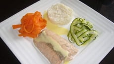 Pavé de saumon et ses tagliatelles de légumes accompagné d'une sauce hollandaise