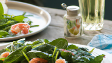 Salade d'épinards crus aux crevettes