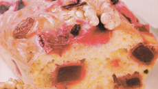 Cake à la betterave, noix et raisins secs