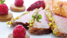 Canette de Challans en croûte de pistache, chutney de poivrons framboises, croustade d'abattis, quelques feuilles d'oxalis