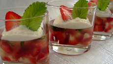 Fraises en gelée de mélisse et sa crème de tofu vanillée