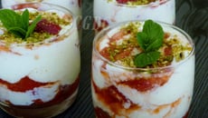 Verrine de fraises au mascarpone vanillé et à la liqueur de framboises