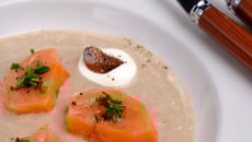 Saumon sauvage rouge d'Alaska fumé confit, bouillon de châtaignes