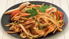 Wok de poulet, légumes et pâtes