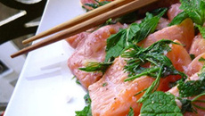 Saumon façon sashimis mariné au citron, yuzu, menthe et ane