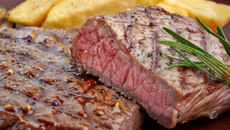 Pavés de bœuf grillés sauce balsamique au poivre et romarin