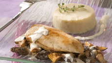 Suprêmes de pintade au Champagne et petits champignons