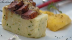 Magret de canard aux pommes avec un écrasé de pommes de terre ciboulette