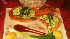 Croûte de Provence sur son coulis de poivrons rouges