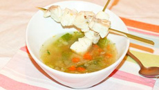 Soupe laitue, carottes et brochettes de poissons