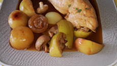 Chapon aux pommes aux châtaignes et au pommeau