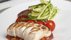 Dos de Cabillaud grillé sauce piperade et spaghettis de courgettes