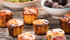 Cannelés au chorizo, comté et olives
