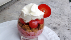 Eton mess en verrine basilic et chocolat