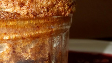 Soufflé de Persimon et coulis de framboise poivrée