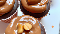 Cupcakes au chocolat, glaçage au beurre de cacahuètes