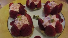 Dacquoise amande pistache, mousse de fraise