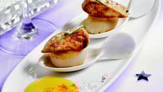 Poêlées de noix de St Jacques au foie gras sur crème de giraumon safranée