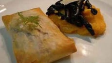 Croustillant de rouget aux anchois, purée de patate douce et pâte à l'encre