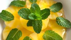 Carpaccio d'ananas sirop à la menthe fraîche