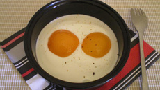 Faux œufs sur le plat