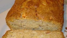 Cake de tomates, basilic et chèvre chaud