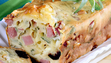 Cake aux herbes et au fromage à raclette