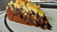 Gâteau au chocolat et aux poires, sous son crumble