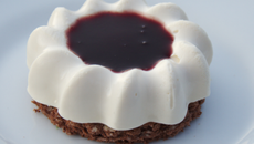 Tiramisu au sirop de fraise et coulis de myrtille