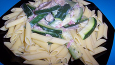 Pennes à la courgette, champignons et lardons