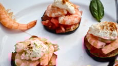 Tartare de tomates et de crevettes sur lit d'aubergine