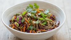 Wok de nouilles soba aux légumes